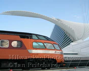 Photograph of Train And Calatrava by Day from www.MilwaukeePhotos.com (C) Ian Pritchard